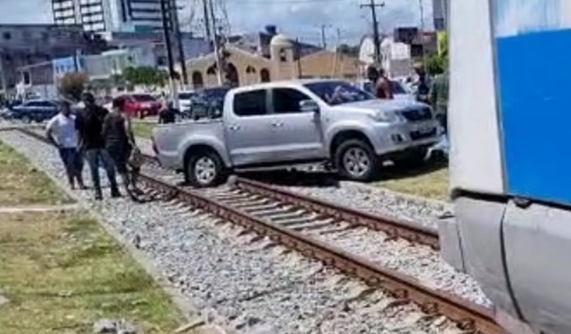 Caminhonete fica presa em trilhos da linha férrea após manobra irregular