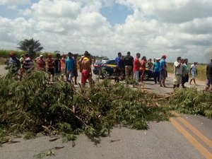 Trabalhadores da Usina Sinimbu bloqueiam BR-101 para cobrar salários atrasados