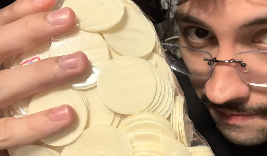 Influenciador compra saco de hóstia, reage ao sabor e polemiza