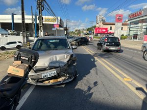 Acidente envolvendo dois carros deixa ferido na Av. Gustavo Paiva