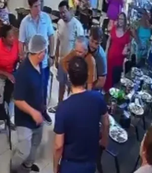 [Vídeo] Policial militar salva idoso de engasgo durante almoço de Dia das Mães, em Maceió