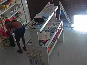 Homem invade loja de cosméticos duas vezes  na mesma noite e furta mercadorias no bairro da Pajuçara em Maceió
