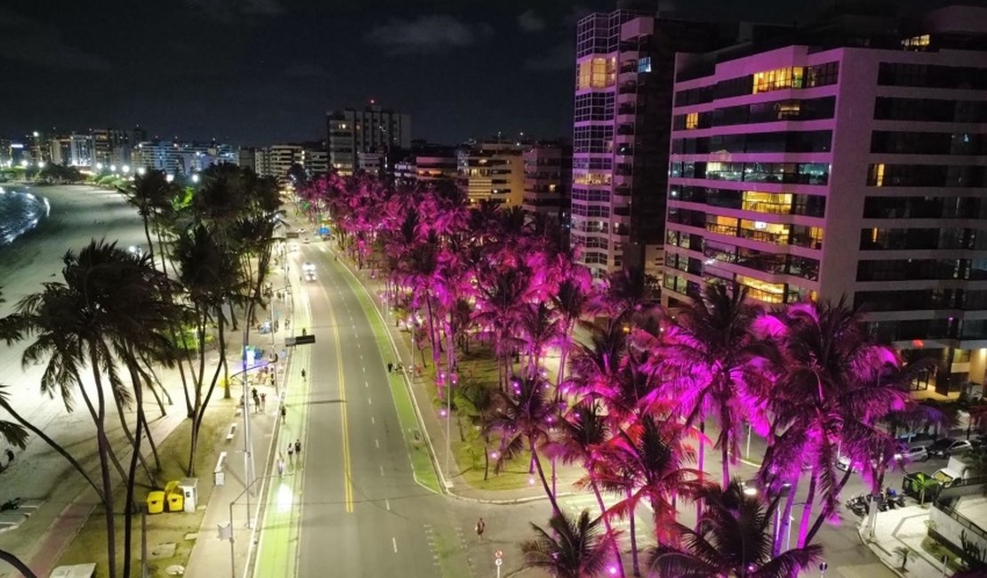 Prefeitura faz ação do Outubro Rosa em viadutos e na Avenida Sílvio Viana