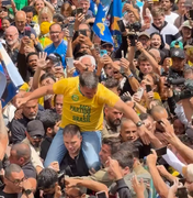 Flávio Bolsonaro refaz cena do atentado contra o pai durante ato