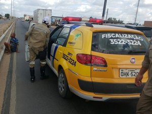 Mendigo com sinais de embriaguez se arrisca no trânsito da Rodovia AL-220