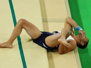 [Vídeo] Ginasta francês quebra a perna durante prova de salto