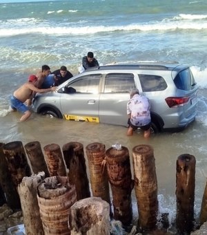 Táxi de Arapiraca fica submerso após avanço da correnteza na Praia do Peba