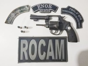 Suspeitos tentam fugir da polícia, jogam arma, mas são presos