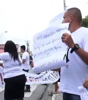 Familiares de PMs acusados de matar Jonas Seixas protestam em frente ao Fórum