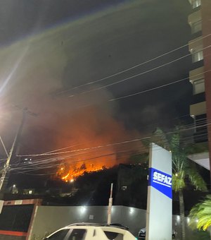 Incêndio é registrado em área próxima ao prédio da Sefaz, no Centro de Maceió