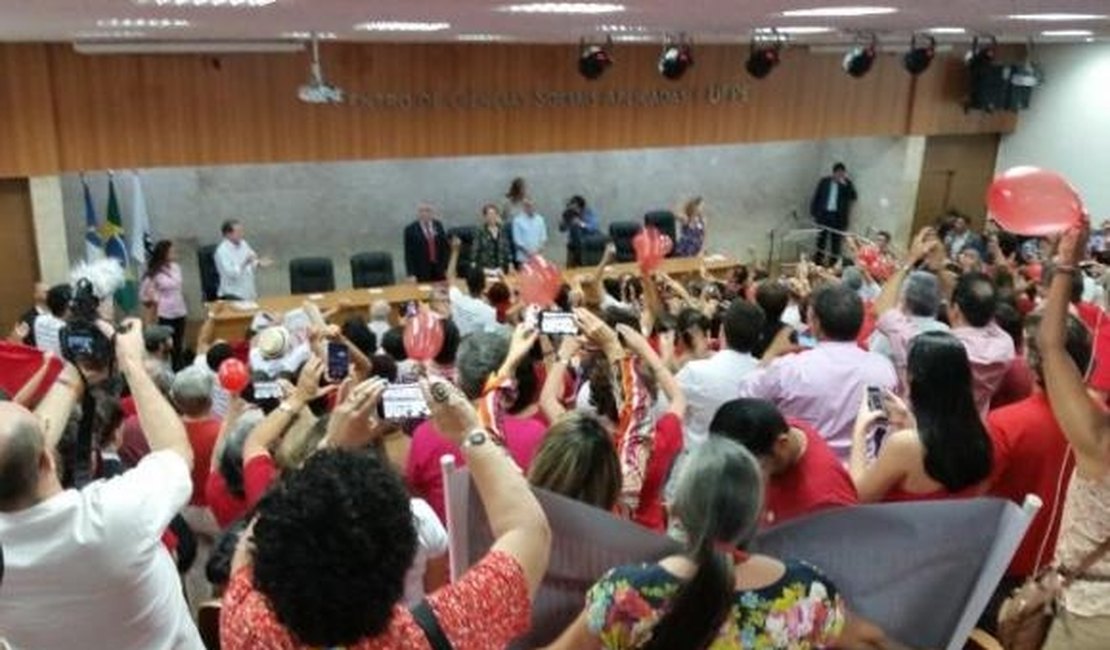 No Recife, Dilma diz que não pretende negociar pacto sem retomar mandato