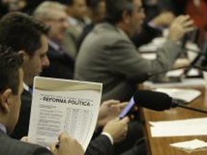 Distritão valerá nas eleições de 2018 e 2020; votação dos destaques volta às 10h