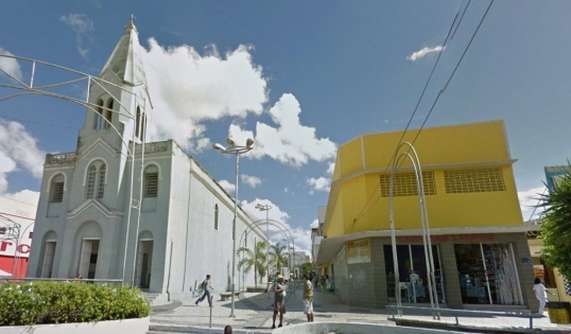 Morador de rua é espancado enquanto dormia ao lado de igreja