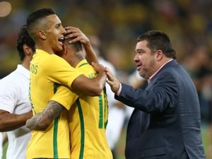 Romário critica nome de Gustavo Feijó para presidência da CBF e fala em “enriquecimento ilícito”