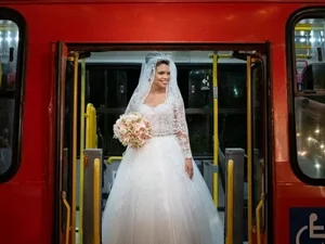 'Ganhamos até haters': noiva causa sensação ao chegar de ônibus no casório