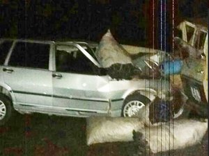 Colisão frontal entre dois veículos deixa uma pessoa morta e outra ferida
