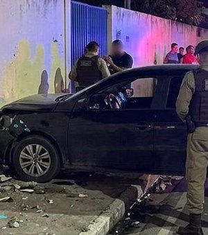 Motorista embriagado é preso após fugir de blitz e colidir contra muro de escola em Maceió