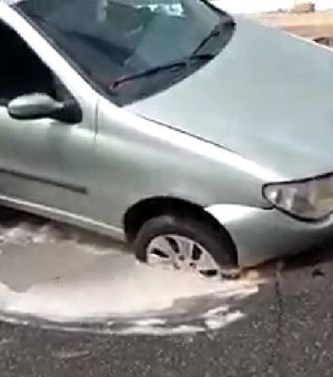[Vídeo] Carro fica preso em buraco após asfalto ceder em Arapiraca