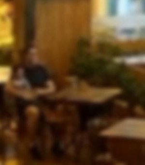 Vídeo registra momento em que turista argentino agride filho de dois anos em pizzaria de Maceió