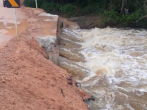 Rio Perucaba volta a encher e sobrecarrega desvio temporário entre Arapiraca e Feira Grande