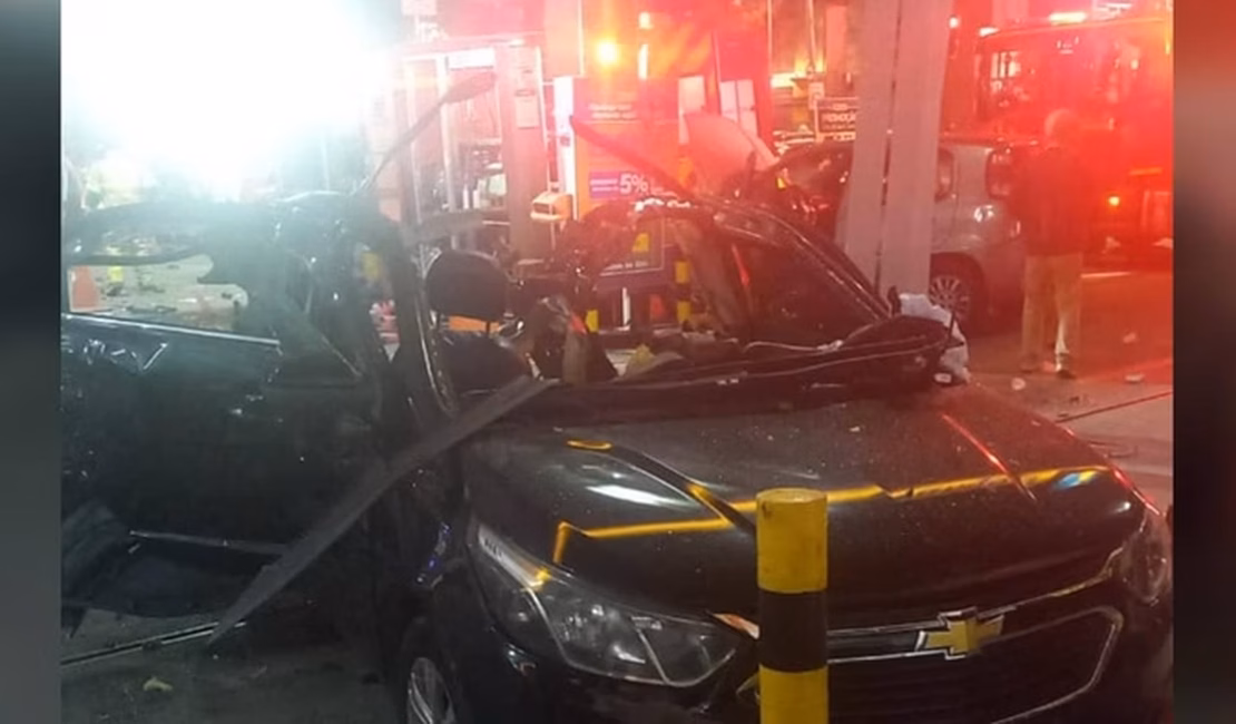 Carro explode durante abastecimento em posto de gasolina no Centro do Rio de Janeiro