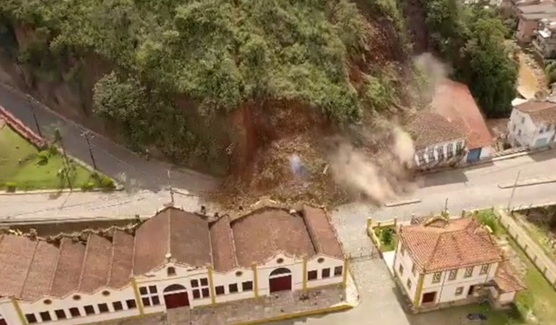 [Vídeo] Deslizamento destrói casarão histórico em Ouro Preto, Minas Gerais