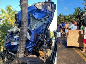 [Vídeo] Acidente entre ônibus e caçamba deixa uma pessoa morta e cerca de 30 feridos na AL-101 Sul