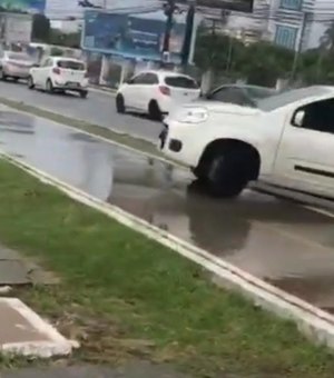 Perseguição entre carro e moto é flagrada na Avenida Fernandes Lima