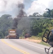Carretas pegam fogo após colisão frontal na BR-101, em Pilar