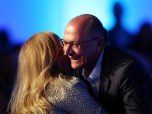 Angélica ironiza na web após ser confundida com Eliana por Alckmin