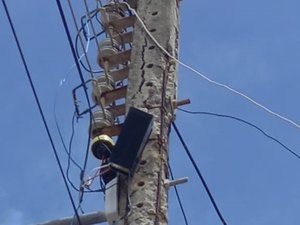 Moradores aguardam há seis meses troca de poste que ameaça cair na Barra de São Miguel