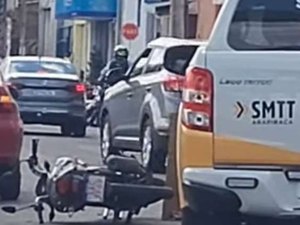 Passageira fica ferida após colisão entre mototáxi e carro no Centro de Arapiraca