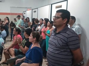 Em greve, professores de Feira Grande ameaçam acampar em frente à prefeitura