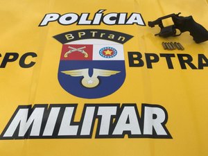 Jovem em atitude suspeita é preso com arma de fogo no Vergel do Lago