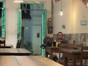Funcionários de pizzaria cantam parabéns para homem que comemorava aniversário sozinho em AL