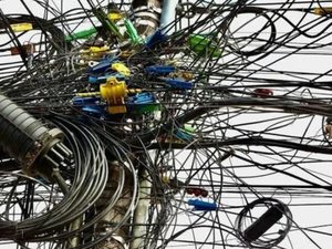 Defensoria articula ação para retirada de fiação irregular nos postes em Maceió