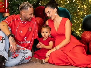 Neymar vira assunto após usar look de Natal que custa bolada milionária; saiba quanto