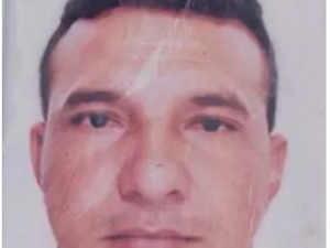 Pastor morre após ser eletrocutado por microfone durante culto 