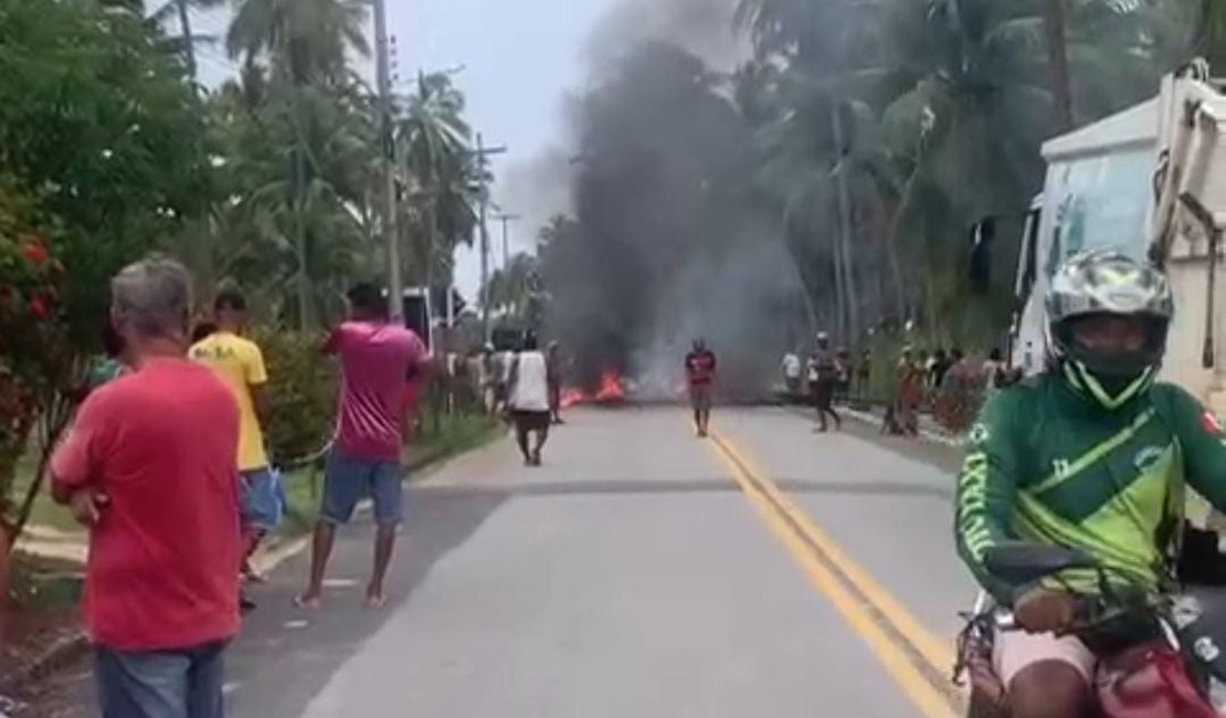 Catadores de caranguejo e pescadores bloqueiam AL 101 Norte em Japaratinga