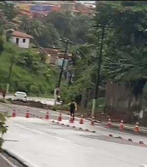 Deslizamento de barreira na Leste-Oeste atinge carro e interdita via no bairro Cambona
