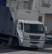 Caminhão desgovernado atinge mulher e criança no Sertão da Paraíba