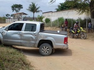 Criminosos roubam carro em lava jato e capotam ao fugir