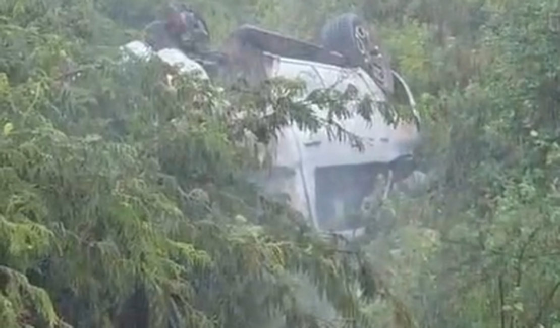 Hilux capota na AL-115 e casal é socorrido em Palmeira dos Índios