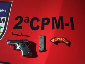 Polícia Militar apreende arma com suspeitos em moto no Centro de Novo Lino