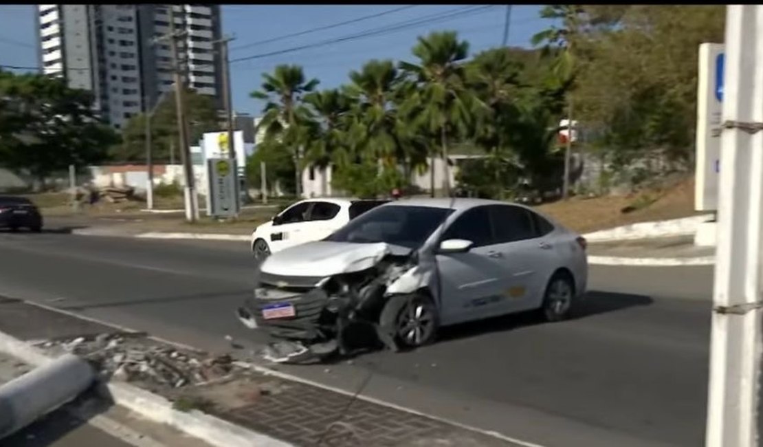 [Vídeo] ﻿Táxi derruba poste, fica atravessado na pista e deixa trânsito lento na Av. Gustavo Paiva