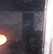 Casa pega fogo no bairro Cacimbas em Arapiraca