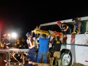 Ao menos 10 morrem após tentativa de assalto causar acidente de ônibus