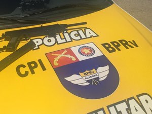 Duas jovens são presas transportando metralhadora e R$ 27 mil em espécie