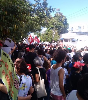 Manifestantes fecham Fernandes Lima em ato contra cortes na Educação