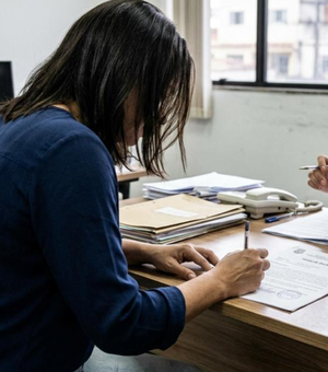 Pai de vítima de estupro é denunciado por importunação sexual após procurar ajuda para a filha